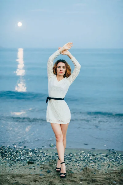 Ritratto di una bella ragazza in abito bianco sulla spiaggia — Foto Stock