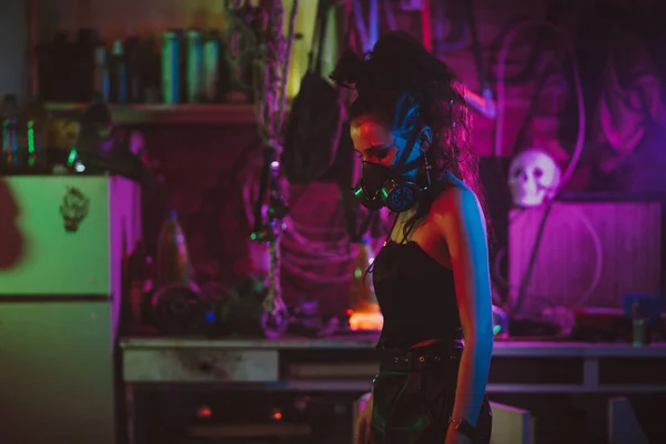 Lány cyberpunk stílusban gázálarcos ruhában neon fénnyel éjszaka — Stock Fotó