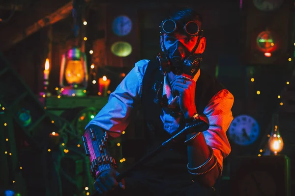 Cyberpunk post-apokalypse cosplay. Ein Ingenieur mit Brille und Gasmaske in einer Werkstatt — Stockfoto