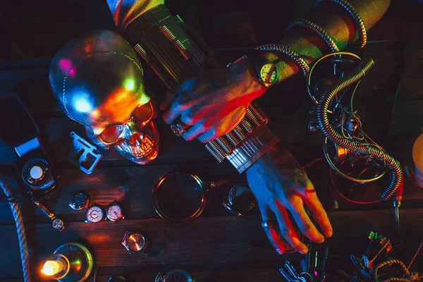 Cyberpunk atmosphere. Hands of a male inventor engineer on a table with various steampunk mechanisms — Stock Photo, Image