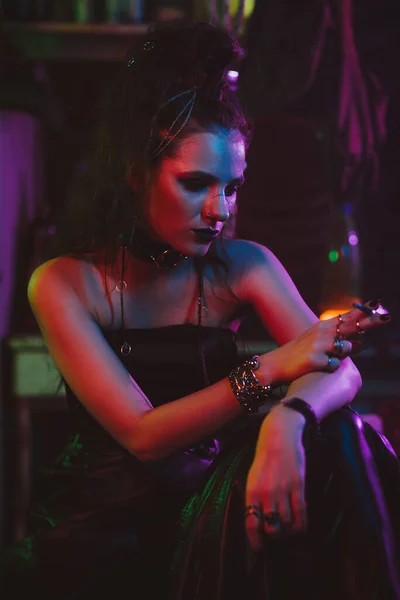 Cyberpunk cosplay. En flicka i framtidens steampunkstil röker en cigarett i postapokalyptisk stil — Stockfoto