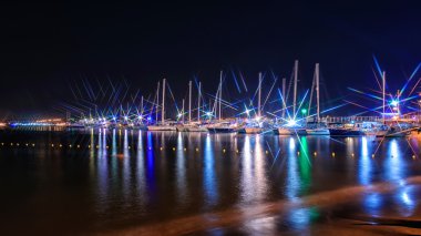 Denizde geceleri iskele yat.