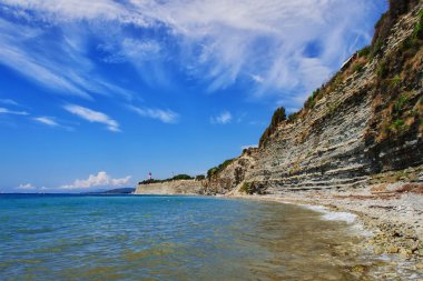 uzaklarda buzlu yalnız deniz feneri