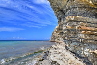 dağlar ve deniz mavi gökyüzünün altında