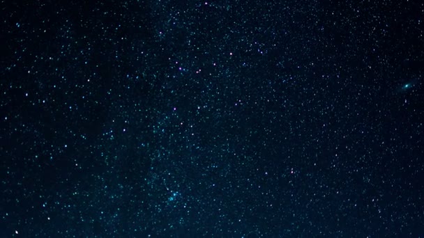 Звездное небо с падающими звездами, время прошло — стоковое видео