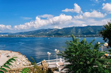 Deniz Dağları'nın zemin üzerine mavi gökyüzü altında