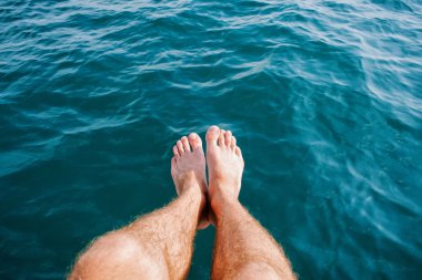 arka planda erkekler metrelik mavi deniz