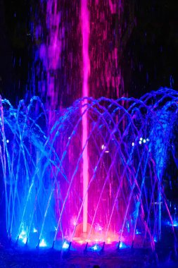 Gece vakti aydınlatılmış çeşme.