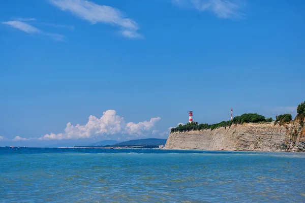 Paisagem marinha com farol na colina — Fotografia de Stock