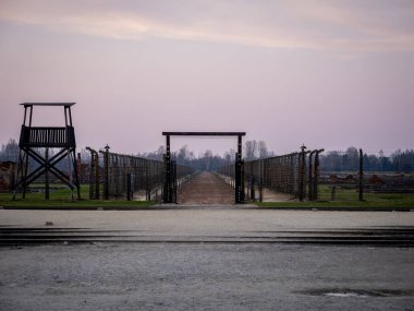 Ahşap Portico ve Watchtower Sunset 'te Auschwitz Birkenau' nun içinde. Yüksek kalite fotoğraf