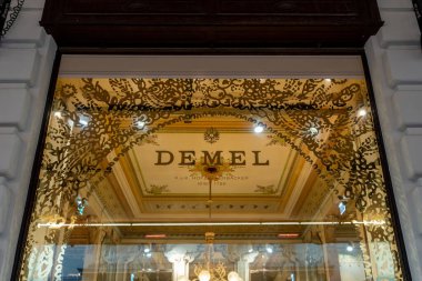 Viyana, Avusturya - 7 Aralık 2025: Viyana 'da Geleneksel Pasta ve Pastalarla Meşhur Demel Cafe Vitrinleri Yüksek kalite fotoğraf