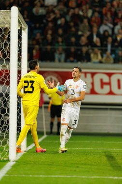 Dünya Kupası 2026 Avrupa ön eleme maçında Belçika ve Kuzey Makedonya milli takımları arasında görülen Dimitrievski ve Stefan Askovski 'yi çalmak (Maciej Rogowski / Ball Raw Images))