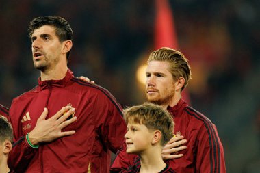 Thibaut Courtois ve Kevin De Bruyne, Belçika ve Kuzey Makedonya milli takımları arasındaki Dünya Kupası 2026 Avrupa ön eleme maçında izlediler (Maciej Rogowski / Ball Raw Images)