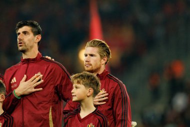 Thibaut Courtois ve Kevin De Bruyne, Belçika ve Kuzey Makedonya milli takımları arasındaki Dünya Kupası 2026 Avrupa ön eleme maçında izlediler (Maciej Rogowski / Ball Raw Images)