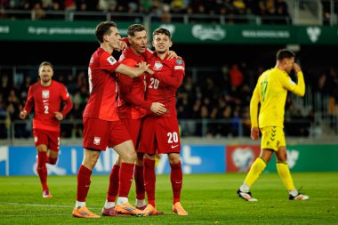 Jakub Kaminski, Robert Lewandowski ve Sebastian Szymanski, 2026 Dünya Kupası 'nda Litvanya ve Polonya milli takımları arasında oynanan Avrupa ön eleme maçında gol attıktan sonra kutlama yaparken görüldü (Maciej Rogowski / Ball Raw Images))