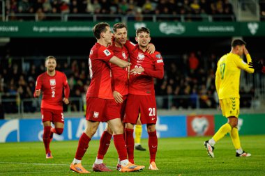 Jakub Kaminski, Robert Lewandowski ve Sebastian Szymanski, 2026 Dünya Kupası 'nda Litvanya ve Polonya milli takımları arasında oynanan Avrupa ön eleme maçında gol attıktan sonra kutlama yaparken görüldü (Maciej Rogowski / Ball Raw Images))