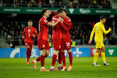 Jakub Kaminski, Robert Lewandowski ve Sebastian Szymanski, 2026 Dünya Kupası 'nda Litvanya ve Polonya milli takımları arasında oynanan Avrupa ön eleme maçında gol attıktan sonra kutlama yaparken görüldü (Maciej Rogowski / Ball Raw Images))