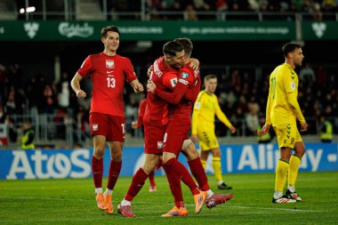 Jakub Kaminski, Robert Lewandowski ve Sebastian Szymanski, 2026 Dünya Kupası 'nda Litvanya ve Polonya milli takımları arasında oynanan Avrupa ön eleme maçında gol attıktan sonra kutlama yaparken görüldü (Maciej Rogowski / Ball Raw Images))