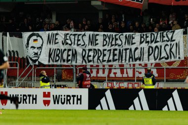 Polonyalı taraftarların Tifo ve Donald Tusk, 2026 Dünya Kupası 'nda Litvanya ve Polonya milli takımları arasında oynanan Avrupa ön eleme maçında karşılaşmışlardı. (Maciej Rogowski / Ball Raw Images)