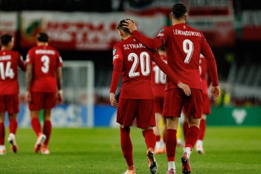 Sebastian Szymanski ve Robert Lewandowski, 2026 Dünya Kupası 'nda Litvanya ve Polonya milli takımları arasında oynanan Avrupa ön eleme maçını izlediler (Maciej Rogowski / Ball Raw Images)