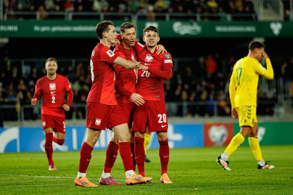 Jakub Kaminski, Robert Lewandowski ve Sebastian Szymanski, 2026 Dünya Kupası 'nda Litvanya ve Polonya milli takımları arasında oynanan Avrupa ön eleme maçında gol attıktan sonra kutlama yaparken görüldü (Maciej Rogowski / Ball Raw Images))