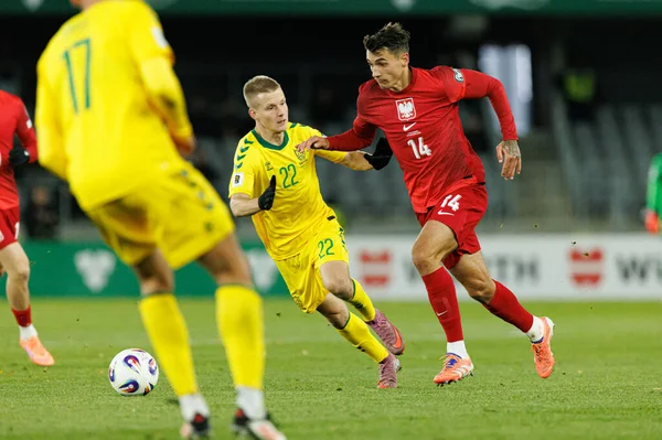 Paulius Golubickas ve Jakub Kiwior, 2026 Dünya Kupası 'nda Litvanya ve Polonya milli takımları arasında oynanan Avrupa Ön eleme maçında görüldü (Maciej Rogowski / Ball Raw Images)