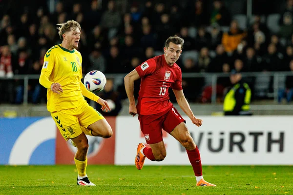 Vilius Armalas ve Jakub Kaminski, 2026 Dünya Kupası 'nda Litvanya ve Polonya milli takımları arasında oynanan Avrupa ön eleme maçında görüldü (Maciej Rogowski / Ball Raw Images)