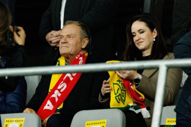 Donald Tusk ve Inga Ruginiene, 2026 Dünya Kupası 'nda Litvanya ve Polonya milli takımları arasında oynanan Avrupa ön eleme maçında görüldü (Maciej Rogowski / Ball Raw Images)