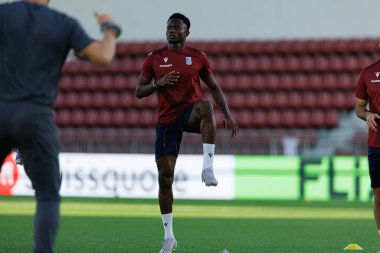 Yannick Agnero, UEFA Konferans Ligi öncesinde Lincoln Red Imps (Maciej Rogowski / Ball Raw Images) maçında Lech Poznan 'ın resmi basın toplantısı ve antrenmanı sırasında görüldü.)