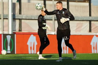 Bartosz Mrozek, UEFA Konferans Ligi maçından önce Lincoln Red Imps (Maciej Rogowski / Ball Raw Images) ile resmi basın toplantısı ve Lech Poznan 'ın antrenmanı sırasında görüldü.)