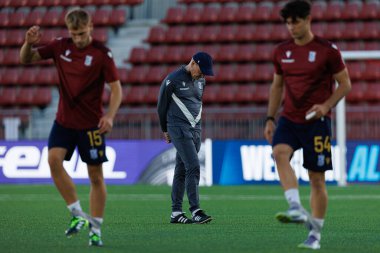 Niels Frederiksen, UEFA Konferans Ligi öncesinde Lincoln Red Imps (Maciej Rogowski / Ball Raw Images) maçında Lech Poznan 'ın resmi basın toplantısı ve antrenmanı sırasında görüldü.)