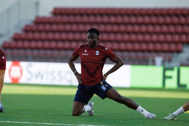 Yannick Agnero, UEFA Konferans Ligi öncesinde Lincoln Red Imps (Maciej Rogowski / Ball Raw Images) maçında Lech Poznan 'ın resmi basın toplantısı ve antrenmanı sırasında görüldü.)