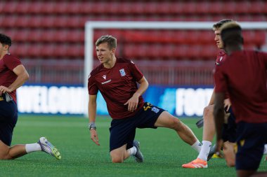 Antoni Kozubal, UEFA Konferans Ligi öncesinde Lincoln Red Imps (Maciej Rogowski / Ball Raw Images) maçında Lech Poznan 'ın resmi basın toplantısı ve eğitiminde görüldü.)