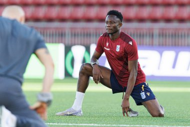 Yannick Agnero, UEFA Konferans Ligi öncesinde Lincoln Red Imps (Maciej Rogowski / Ball Raw Images) maçında Lech Poznan 'ın resmi basın toplantısı ve antrenmanı sırasında görüldü.)