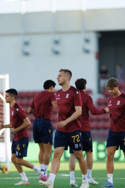 Mateusz Skrzypczak, UEFA Konferans Ligi öncesinde Lincoln Red Imps (Maciej Rogowski / Ball Raw Images) maçında Lech Poznan 'ın resmi basın toplantısı ve eğitimi sırasında görüldü.)
