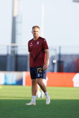 Mateusz Skrzypczak, UEFA Konferans Ligi öncesinde Lincoln Red Imps (Maciej Rogowski / Ball Raw Images) maçında Lech Poznan 'ın resmi basın toplantısı ve eğitimi sırasında görüldü.)
