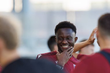 Yannick Agnero, UEFA Konferans Ligi öncesinde Lincoln Red Imps (Maciej Rogowski / Ball Raw Images) maçında Lech Poznan 'ın resmi basın toplantısı ve antrenmanı sırasında görüldü.)