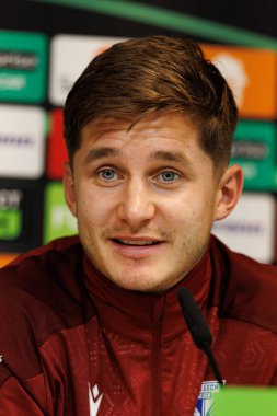 Leo Bengtsson, UEFA Konferans Ligi öncesinde Lincoln Red Imps (Maciej Rogowski / Ball Raw Images) maçında Lech Poznan 'ın resmi basın toplantısı ve eğitimi sırasında görüldü.)