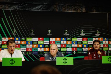 Adrian Galuszka, Niels Frederiksen ve Leo Bengtsson, UEFA Konferans Ligi maçından önce Lech Poznan 'ın Lincoln Red Imps (Maciej Rogowski / Ball Raw Images) ile yaptığı resmi basın toplantısı ve eğitiminde görüldü.)