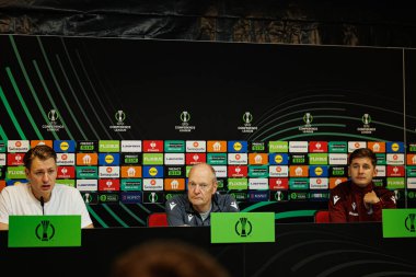 Adrian Galuszka, Niels Frederiksen ve Leo Bengtsson, UEFA Konferans Ligi maçından önce Lech Poznan 'ın Lincoln Red Imps (Maciej Rogowski / Ball Raw Images) ile yaptığı resmi basın toplantısı ve eğitiminde görüldü.)