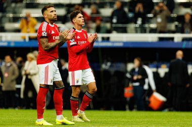 Nicolas Otamendi ve Georgiy Sudakov, Newcastle United FC ile SL Benfica (Maciej Rogowski / Ball Raw Images) arasındaki Şampiyonlar Ligi faz maçında görüldü.)