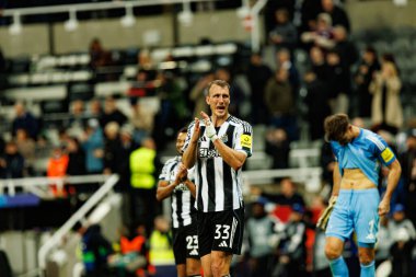 Dan Burn, Newcastle United FC ve SL Benfica (Maciej Rogowski / Ball Raw Images) arasında Şampiyonlar Ligi faz maçında görüldü)