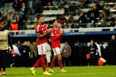 Nicolas Otamendi ve Georgiy Sudakov, Newcastle United FC ile SL Benfica (Maciej Rogowski / Ball Raw Images) arasındaki Şampiyonlar Ligi faz maçında görüldü.)