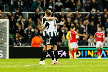 Dan Burn ve Sven Botman, Newcastle United FC ile SL Benfica (Maciej Rogowski / Ball Raw Images) arasındaki Şampiyonlar Ligi faz maçında görüldü.)