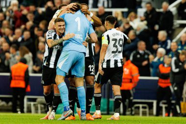 Newcastle oyuncuları, Newcastle United FC ve SL Benfica (Maciej Rogowski / Ball Raw Images) arasındaki Şampiyonlar Ligi faz maçında gol üstüne gol atarken görüldü)