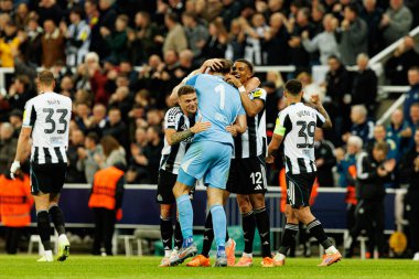 Newcastle oyuncuları, Newcastle United FC ve SL Benfica (Maciej Rogowski / Ball Raw Images) arasındaki Şampiyonlar Ligi faz maçında gol üstüne gol atarken görüldü)