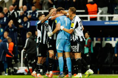 Dan Burn, Sven Botman ve Nick Pope, Newcastle United FC ile SL Benfica (Maciej Rogowski / Ball Raw Images) arasındaki Şampiyonlar Ligi faz maçında gol üstüne gol atarken görüldü.)