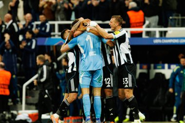 Dan Burn, Sven Botman ve Nick Pope, Newcastle United FC ile SL Benfica (Maciej Rogowski / Ball Raw Images) arasındaki Şampiyonlar Ligi faz maçında gol üstüne gol atarken görüldü.)