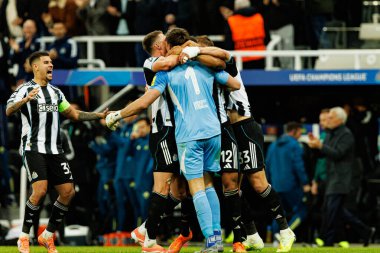 Dan Burn, Sven Botman ve Nick Pope, Newcastle United FC ile SL Benfica (Maciej Rogowski / Ball Raw Images) arasındaki Şampiyonlar Ligi faz maçında gol üstüne gol atarken görüldü.)