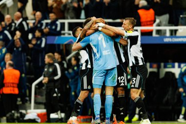 Dan Burn, Sven Botman ve Nick Pope, Newcastle United FC ile SL Benfica (Maciej Rogowski / Ball Raw Images) arasındaki Şampiyonlar Ligi faz maçında gol üstüne gol atarken görüldü.)